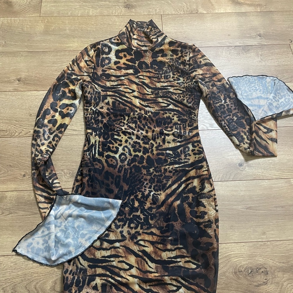 Animal Print Mesh Knitted
All Over Print Stand Collar long bell sleeves Sz Sm - Picture 8 of 14